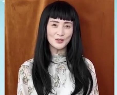 戴假发视频,跟随视频探索时尚与改变的奥秘
