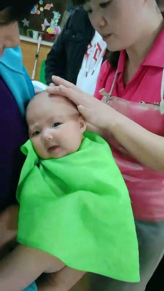 小孩剃头视频,萌态百出，温馨满满