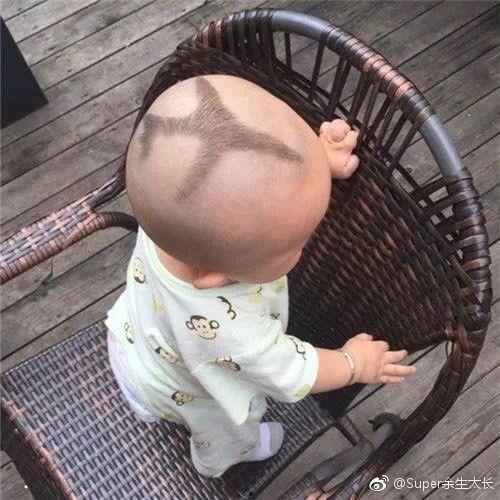 小孩剃头视频,萌态百出，温馨满满