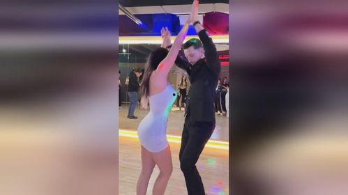 拉丁舞双人视频,双人舞韵律演绎浪漫风情
