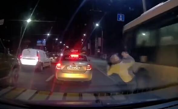 汽车撞击视频,行车安全警钟长鸣