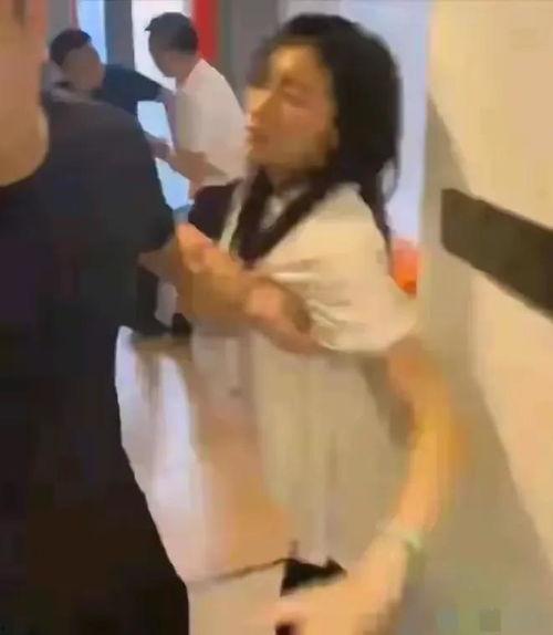 两人床上视频,揭秘两人床上私密视频背后的故事