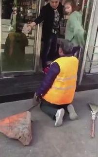 跪下的视频,跪地瞬间，情感共鸣与时代反思