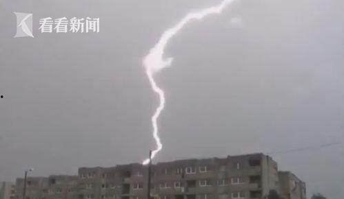 雷击人视频,雷击瞬间，生死一线