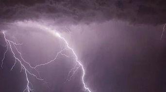 雷击人视频,雷击瞬间，生死一线