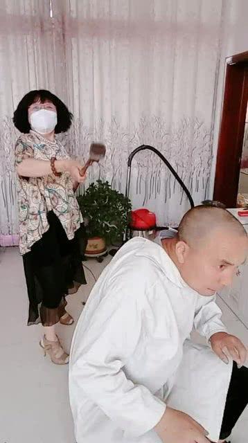 老公给老婆剪头发视频,老公亲手为老婆剪发的温馨瞬间