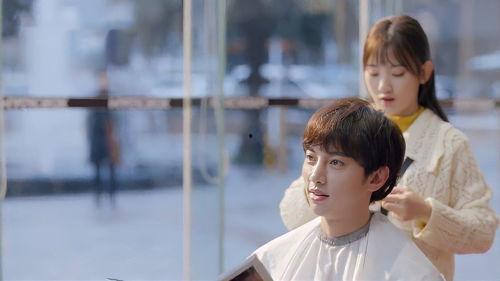 老公给老婆剪头发视频,老公亲手为老婆剪发的温馨瞬间