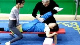 压腿痛苦视频,压腿痛苦瞬间，健身之路的艰辛历程