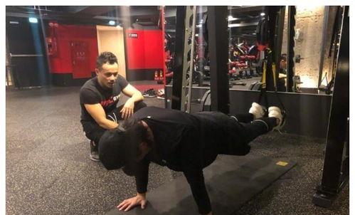 压腿痛苦视频,压腿痛苦瞬间，健身之路的艰辛历程