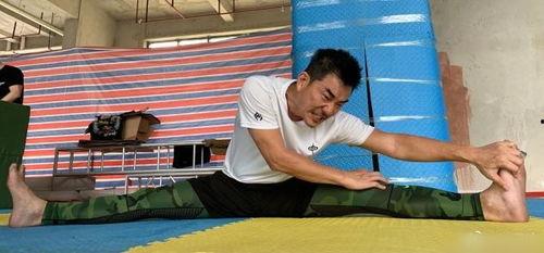 压腿痛苦视频,压腿痛苦瞬间，健身之路的艰辛历程