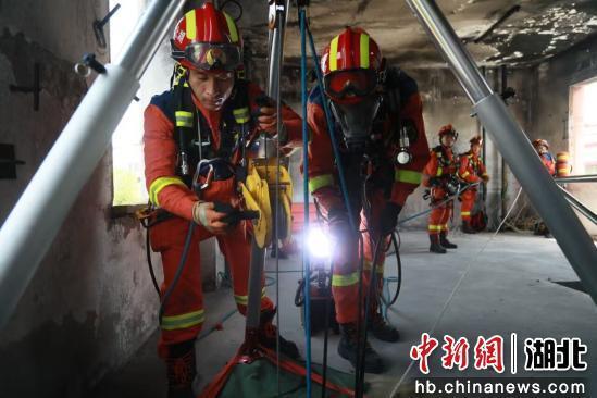 消防队训练视频,揭秘消防员训练全过程