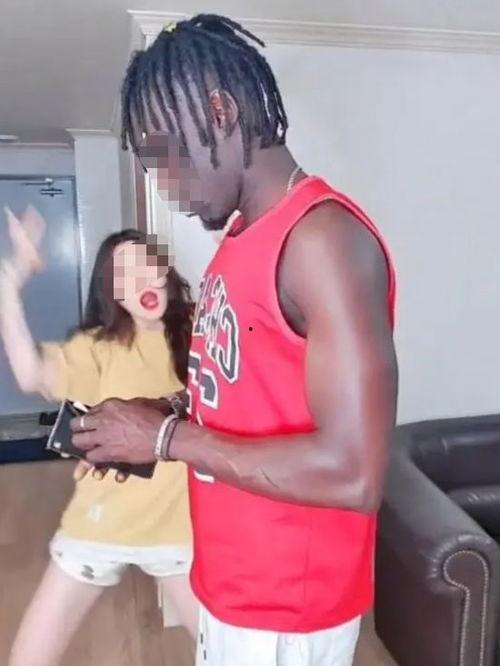 女人和黑人做视频,探索多元文化中的女性形象