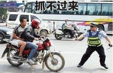 交警抓摩托车视频,摩托车违法行为瞬间抓拍