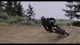 山地速降视频,惊险刺激的极限运动瞬间