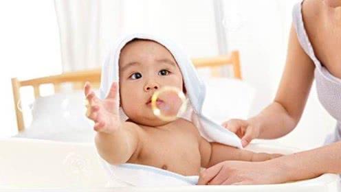 月嫂给宝宝洗澡的视频,轻松掌握宝宝洗澡技巧