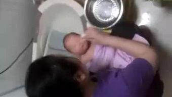 月嫂给宝宝洗澡的视频,轻松掌握宝宝洗澡技巧