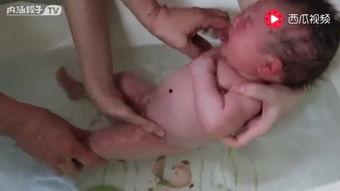 月嫂给宝宝洗澡的视频,轻松掌握宝宝洗澡技巧